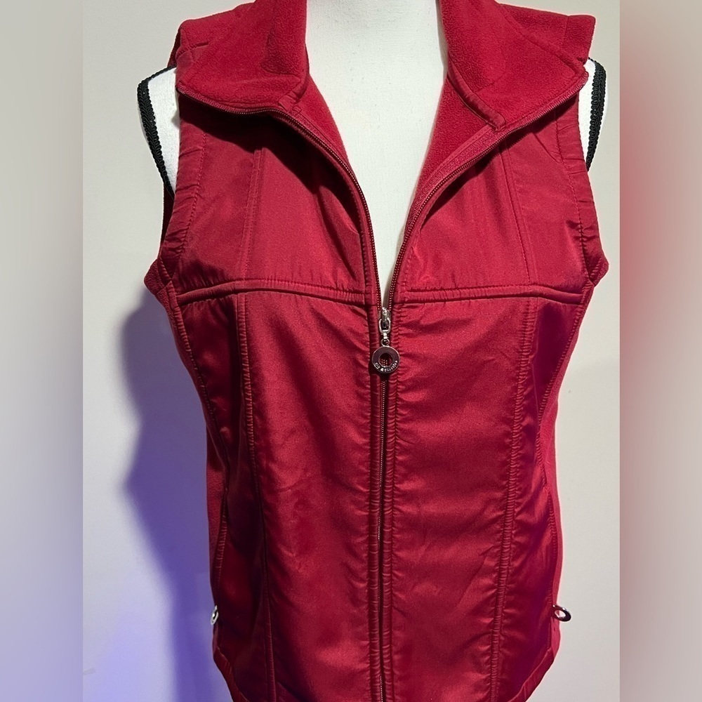 E studio deep red vest